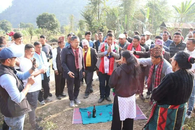 भूकम्पपछि विद्यालय पुनर्निर्माण गरेका गुणराजलाई मिल्चेमा भव्य स्वागत