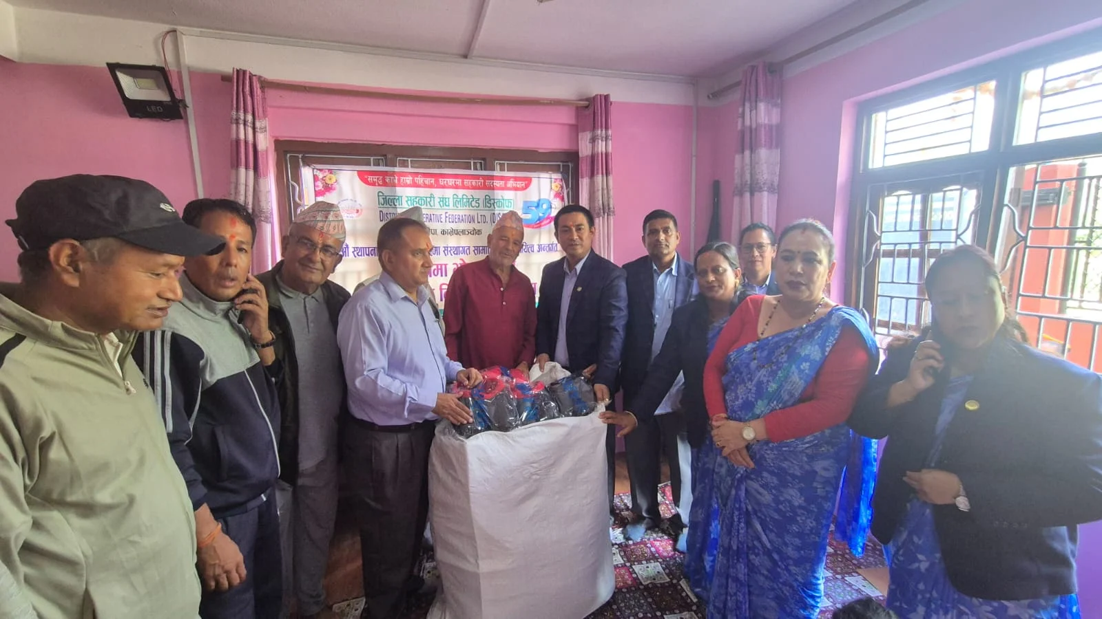 ५९औँ स्थापना दिवसमा जिल्ला सहकारी संघ काभ्रेद्वारा वृद्धाश्रममा भोजन र न्यानो जुत्ता वितरण