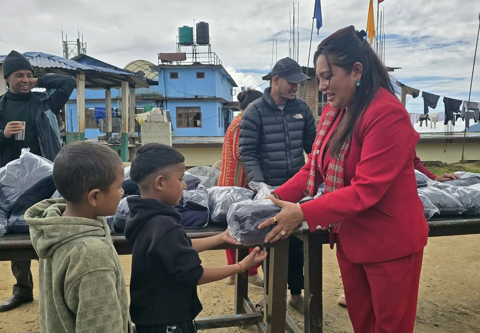 दाजु तिलक केसीको सम्झना बहिनी चुनु केसी द्वारा बिपन्न बालबालिकालाई सहयोग