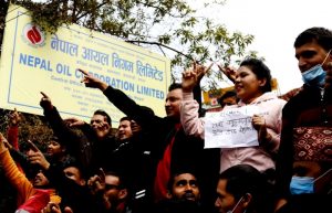 पेट्रोलियम पदार्थको मूल्यवृद्धिको विरोधमा अनेरास्ववियुद्वारा आयल निगम घेराउ
