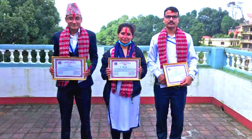 निजामति सेवा दिवसमा काभ्रे अदालतका तीन कर्मचारी पुरस्कृत