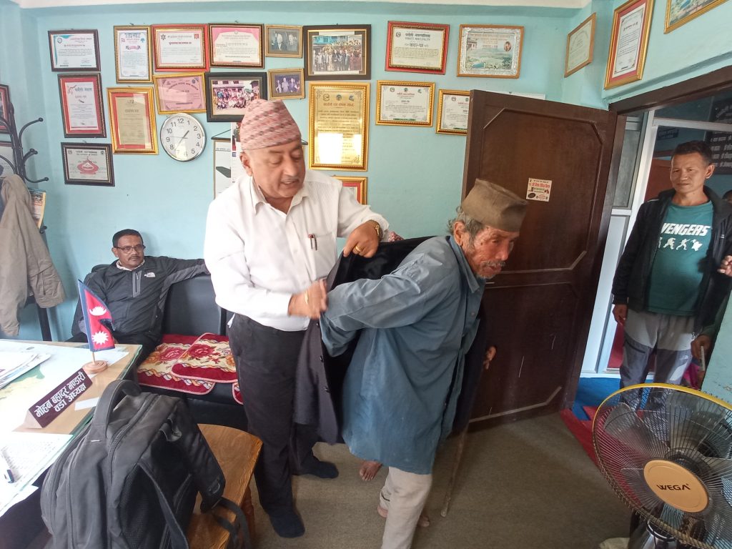 जब वडा अध्यक्ष भण्डारीले आफ्नो कोट खोलेर ‘सुकमान’लाई लगाईदिए..