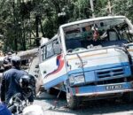 भक्तपुरमा रुख ढलेर सवारीसाधन किच्दा तीन जनाको मृत्यु