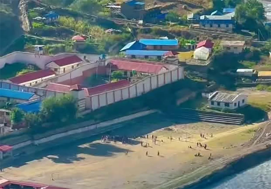 कारागारबाट सुरुङ खनेर ८ कैदी फरार