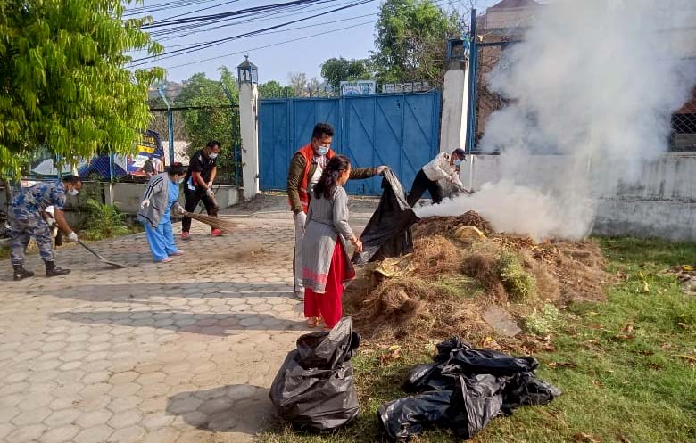 dhading hospital sorounding cleaning धादिङ अस्पताल परिसरमा सरसफाई (फोटा फिचर)