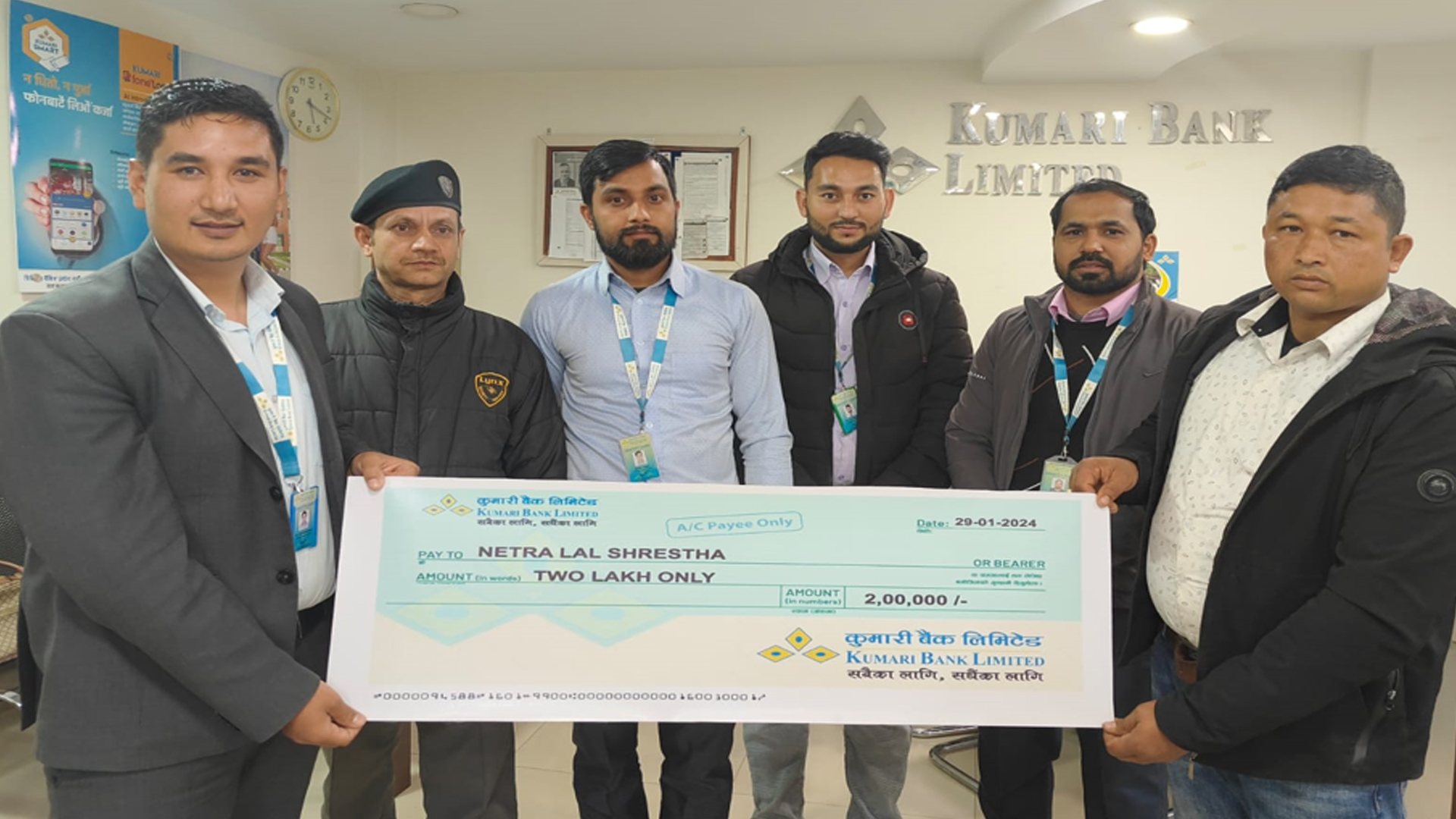 kumari bank कुमारी बैँक धादिङद्धारा दुर्घटनामा ज्यान गुमाएका परिवारलाई रकम हस्तान्तरण