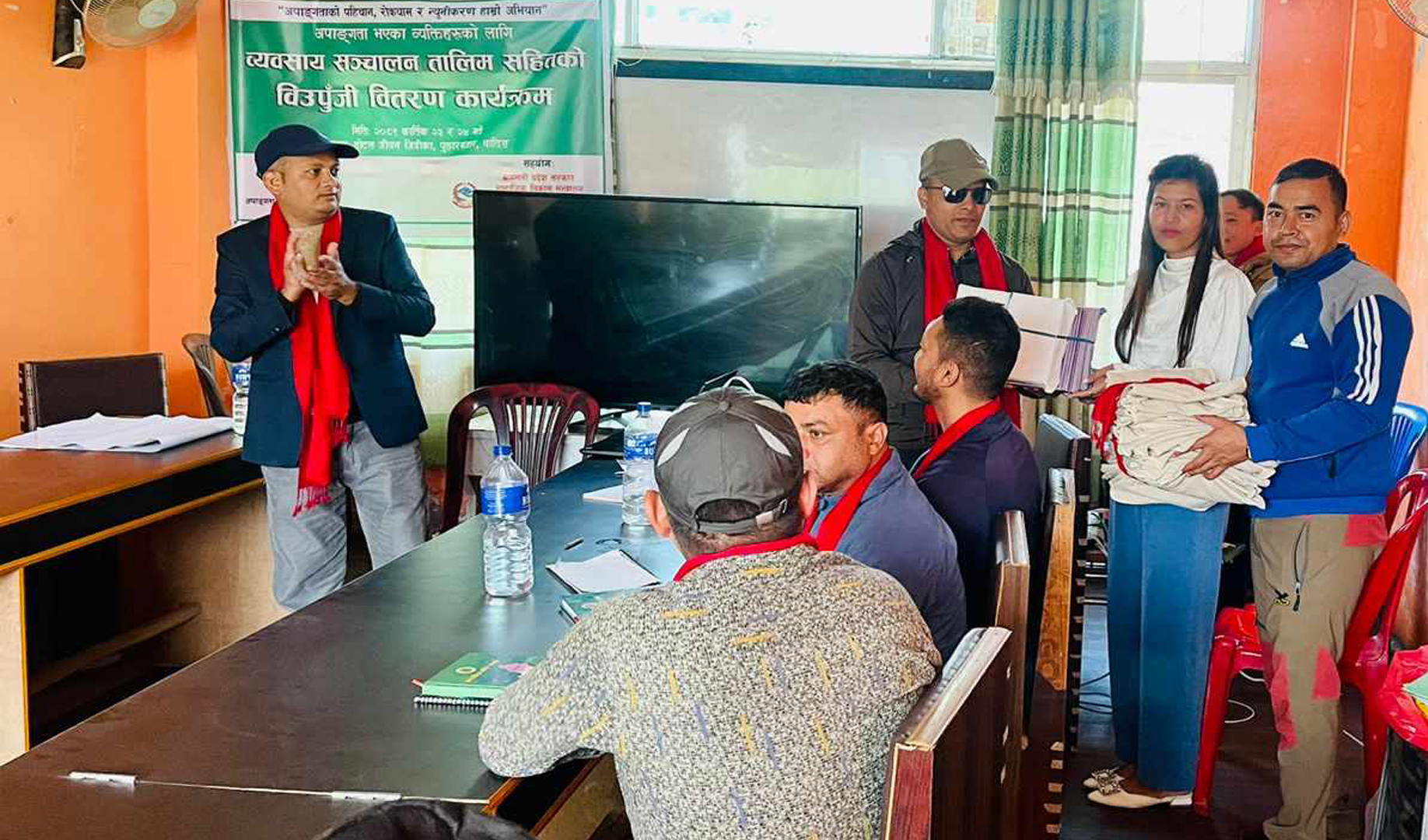 Samjhana miss अन्तर्राष्ट्रिय धादिङ समाजद्वारा अपाङ्गता भएका परिवारलाई झोला र कपी सहयोग