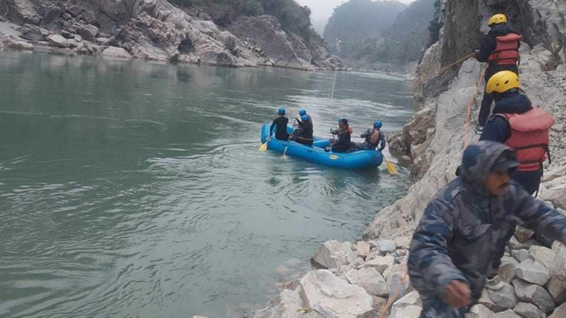 trisuli नवलपरासीबाट काठमाडौंतर्फ जाँदै गरेको ट्रक त्रिशूलीमा खस्यो, ३ जनाको उद्धार