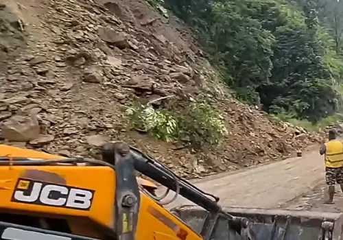 फिस्लिङमा पहिरो जाँदा सडक अवरुद्ध