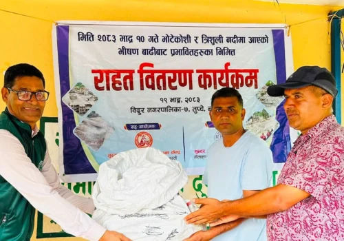 बाढी प्रभावित बालबालिकालाई शुन्दर बस्ती टोल विकास संस्थाद्वारा शैक्षिक सामग्री वितरण