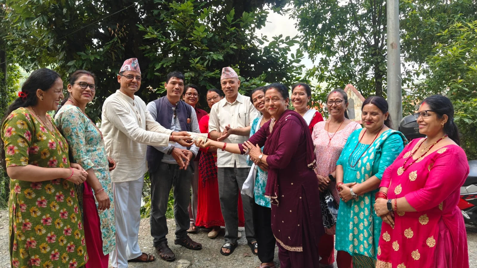 योग साधनासँगै मानवीय सेवामा बँगैचा योग साधना केन्द्रः बाढीपीडितका लागि ५० हजार ४० रुपैयाँ सहयोग