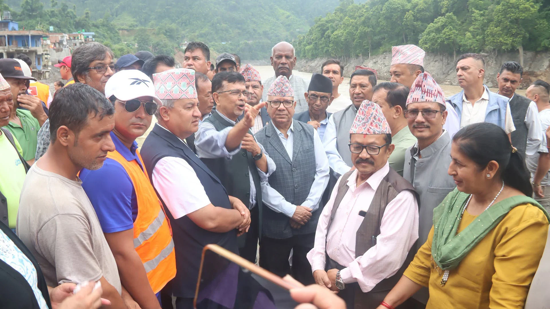 पूर्वप्रधानमन्त्री नेपालद्वारा धादिङका बाढी प्रभावित क्षेत्रको अवलोकन