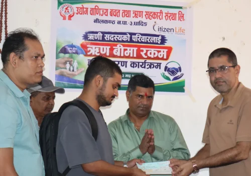 भोटेकोसी बाढीमा ज्यान गुमाएका ऋणीको परिवारलाई धादिङ उद्योग वाणिज्य सहकारीद्वारा ४ लाख रुपैयाँ हस्तान्तरण