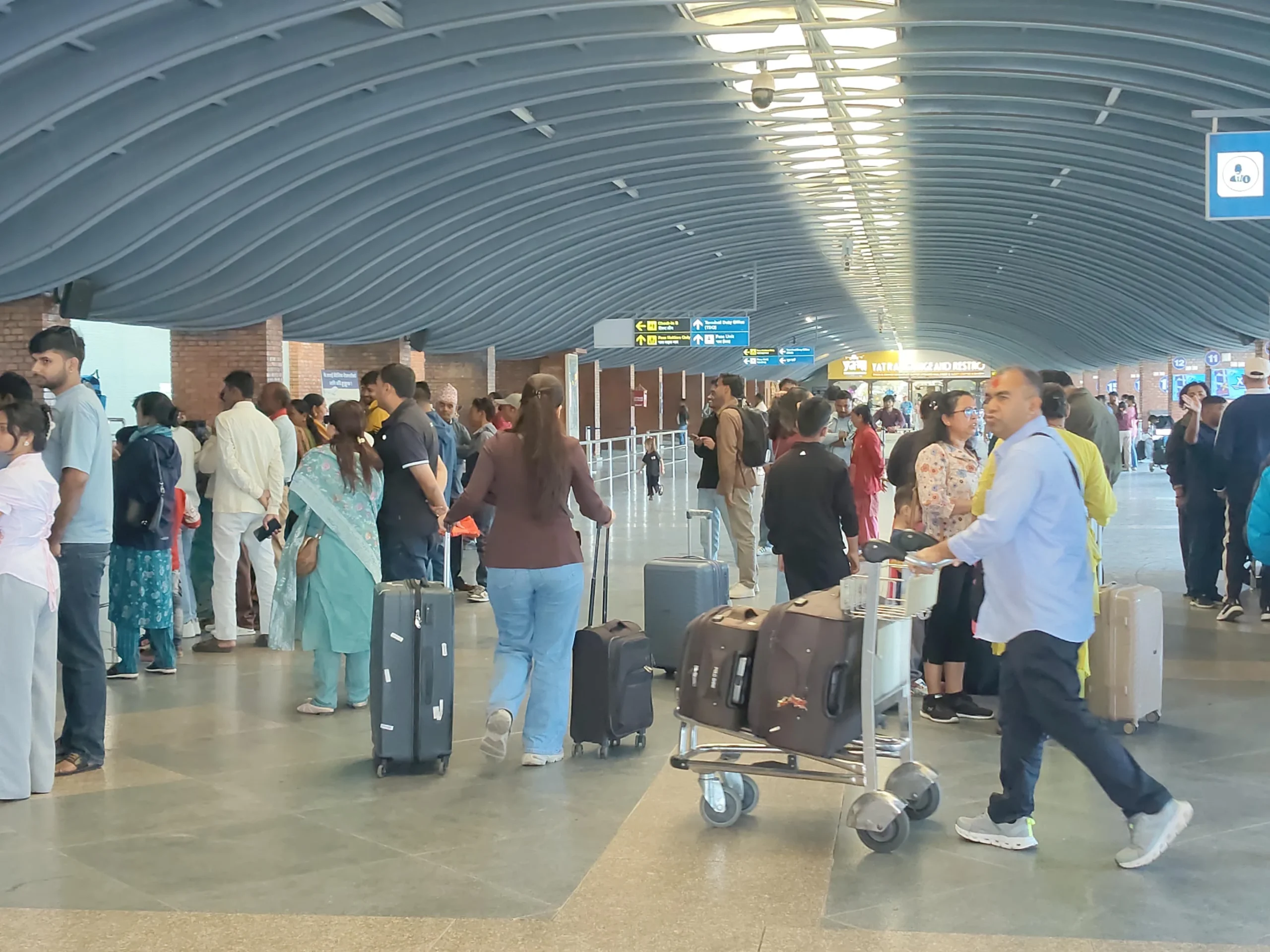 दसैँको दोस्रो दिन पनि रोकिएन विदेसिने युवाको लर्को, रोजगारीको खोजीमा 	बिदेसिँदै नेपाली