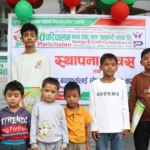 स्रोत परिचालन सहकारीको ३०औँ स्थापना दिवसमा बाल बचतकर्तालाई स्टेशनरी वितरण ।