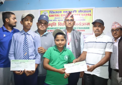 न्यू किबो बोर्डिङका दुई विद्यार्थीलाई शीतल छहारी नेपालद्वारा ५०–५० हजार सहयोग