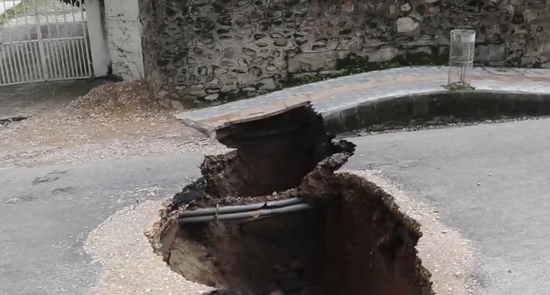 काठमाडौं महानगरको कार्यालय नजिक सडक भासियो