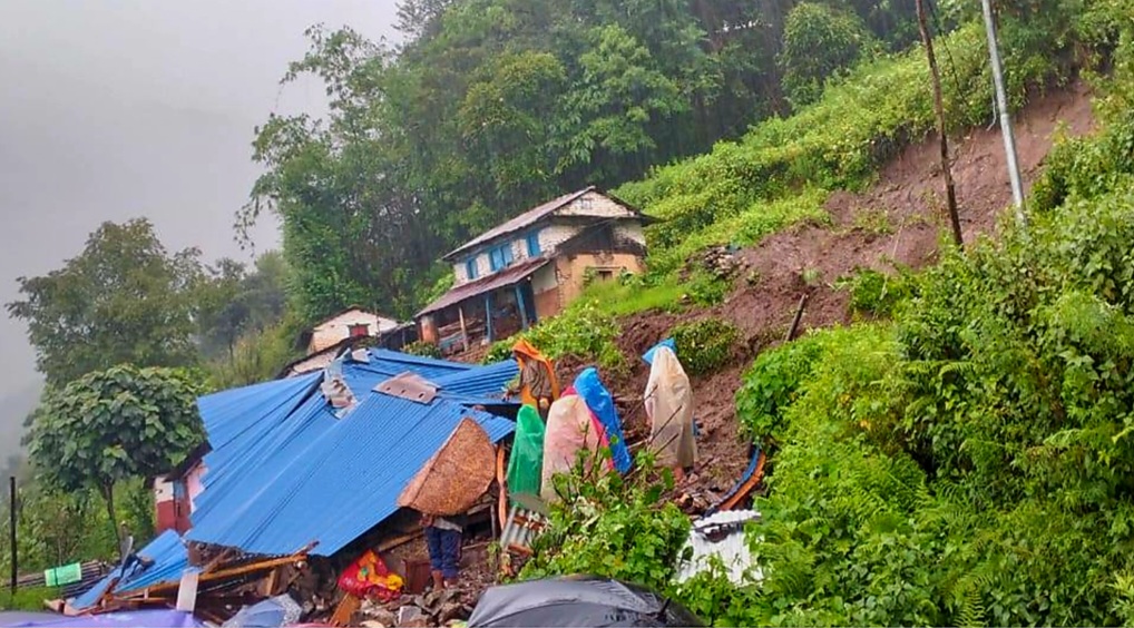 पहिरोले पुरिएर श्रीमानको मृत्यु, बेपत्ता श्रीमतीको खोजी जारी 