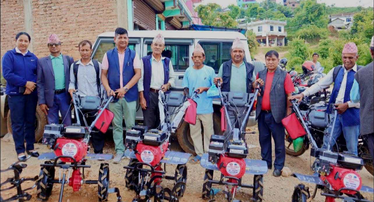 ज्वालामुखीका ५८ कृषकलाई हाते ट्याक्टर