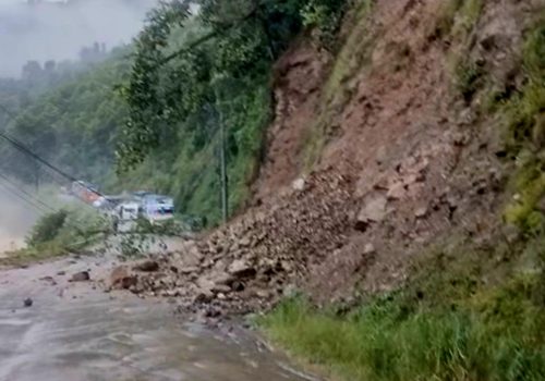 पृथ्वी राजमार्ग ठाउँ ठाउँमा अवरुद्ध 