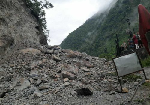 धादिङमा सुख्खा पहिरोले पृथ्वी राजमार्ग अवरुद्ध