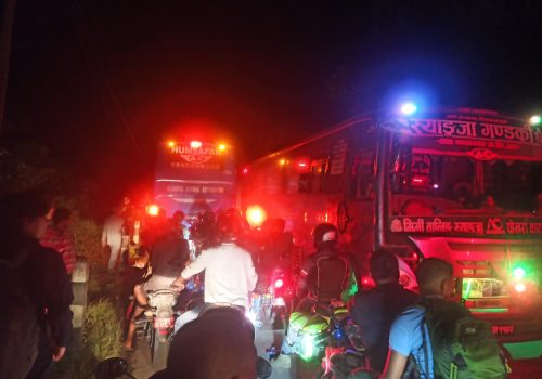पहिरोका कारण ३६ घण्टादेखि नारायणगढ मुग्लिन सडक ठप्प
