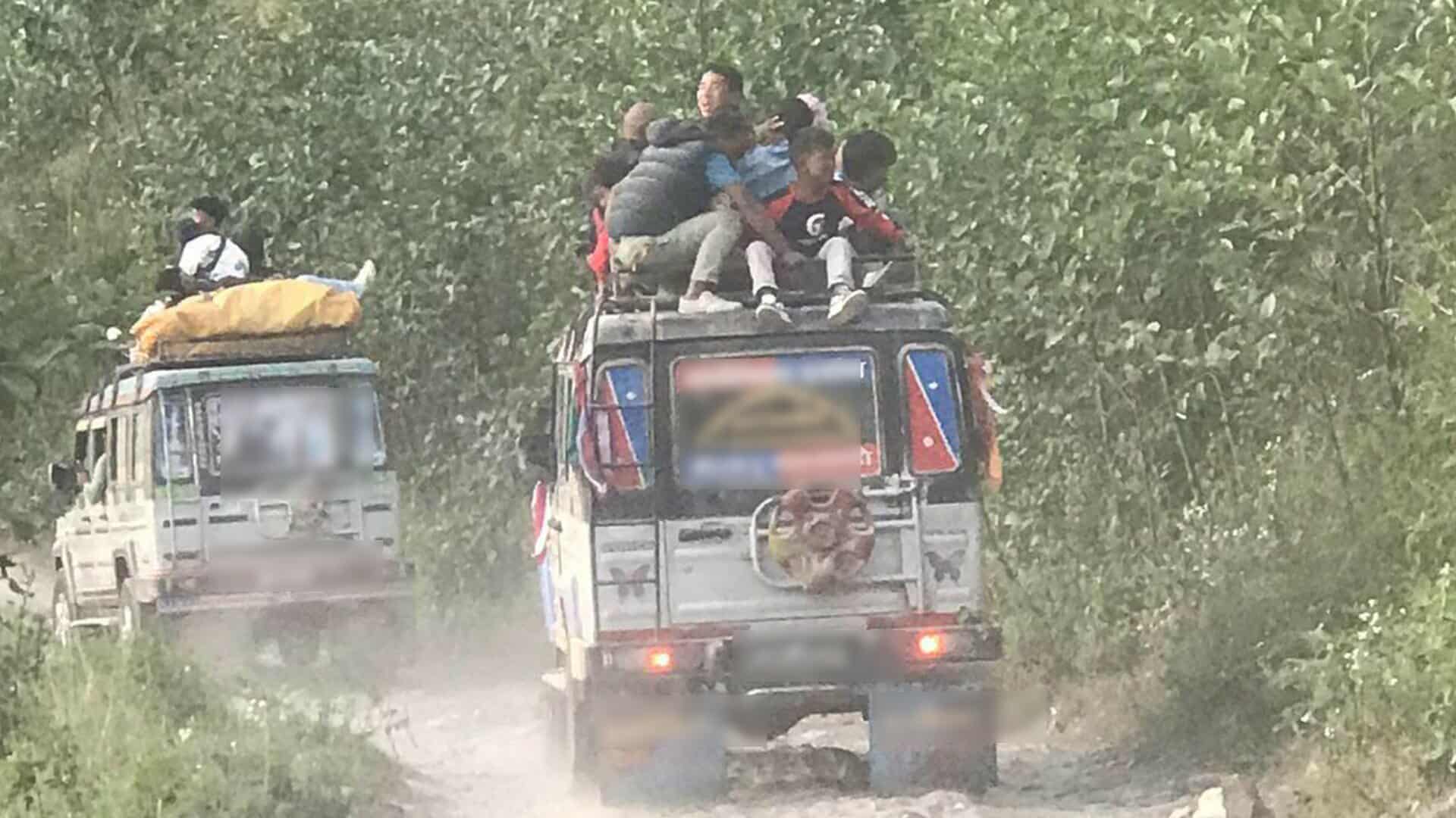 यातायात व्यवसायीको चरम लापरबाही: हजारको टिकट काटेर यात्रुसँग १५ सय असुल्दै