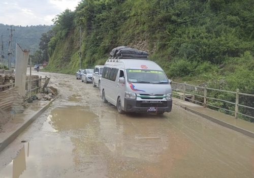 वर्षाको जोखिमले राजमार्गहरूमा सवारी आवागमनमा रोक 