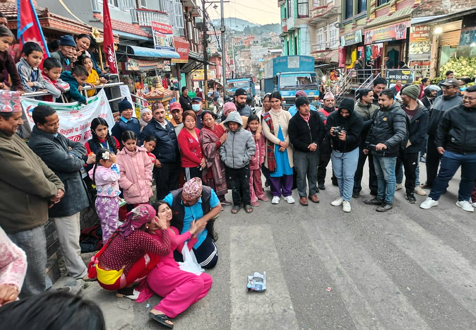 धादिङबेसी बीच बजारमा सडक नाटक प्रदर्शन 