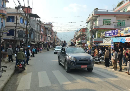 धादिङबेसीमा स्वागत गर्न बसेका समर्थकहरू भन्छन्- ‘खै त बालेन’
