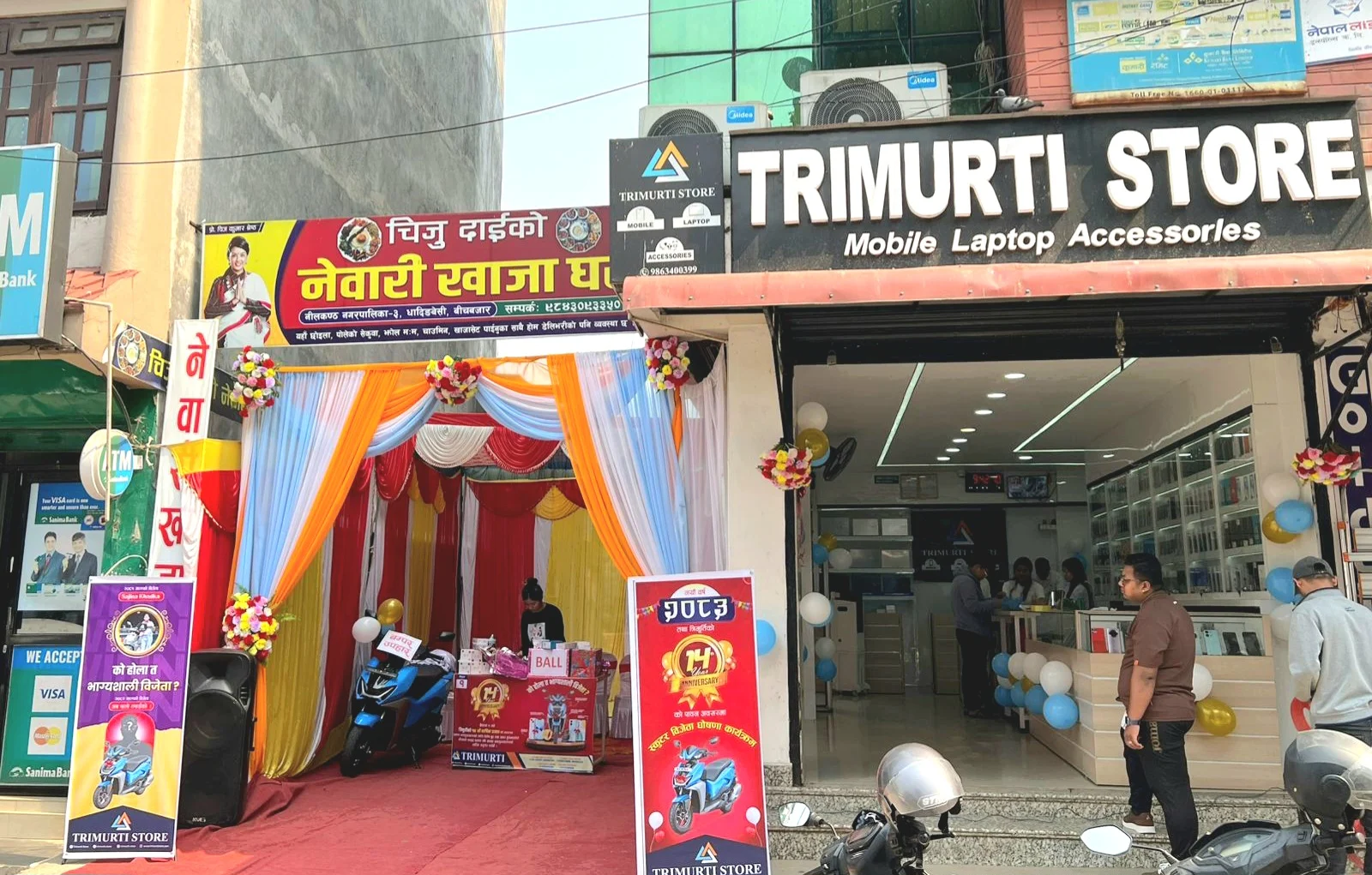 नयाँ वर्षमा आज त्रिमूर्ति मोबाइल हाउसले ग्राहकलाई स्कुटर उपहार दिँदै 