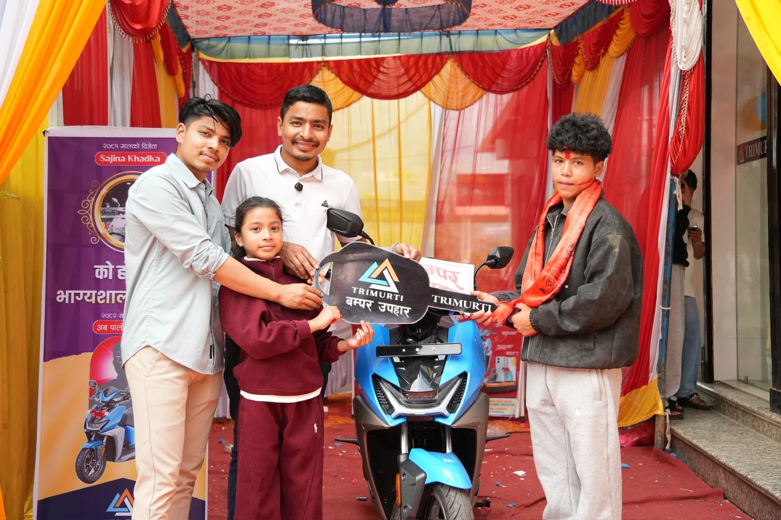 त्रिमूर्ति मोबाइल हाउसको स्कुटर उपहार विजन शाहले जिते