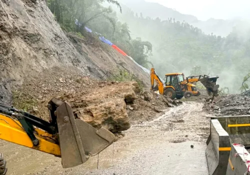 पृथ्वी राजमार्गमा ठाउँ–ठाउँमा पहिरो, राजमार्ग अवरुद्ध
