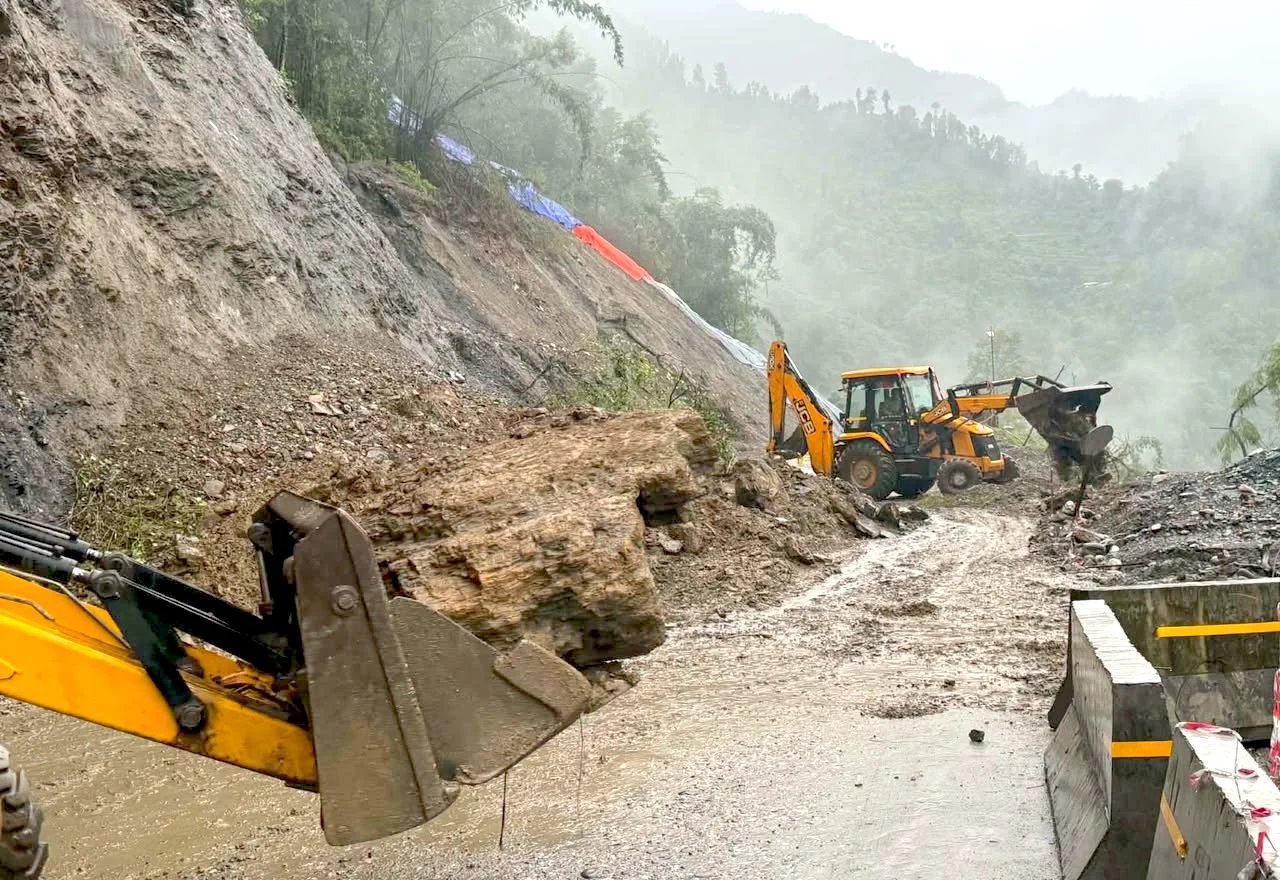 पृथ्वी राजमार्गमा ठाउँ–ठाउँमा पहिरो, राजमार्ग अवरुद्ध