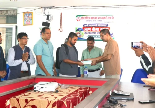 बाढीमा ज्यान गुमाएका ऋणीको परिवारलाई सहकारीले दियो ४ लाख ८ हजार