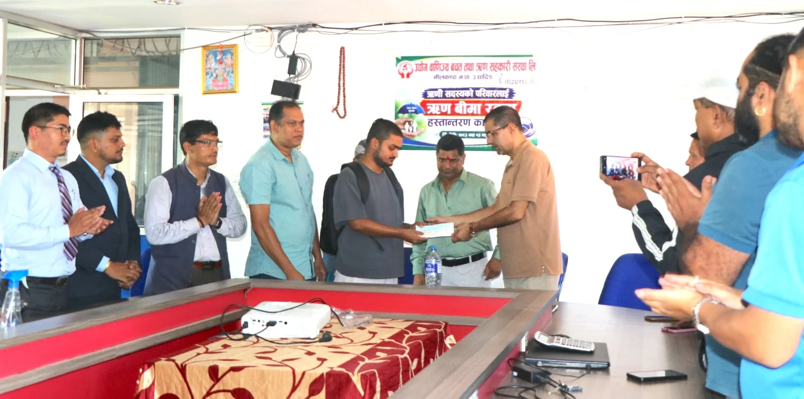 बाढीमा ज्यान गुमाएका ऋणीको परिवारलाई सहकारीले दियो ४ लाख ८ हजार