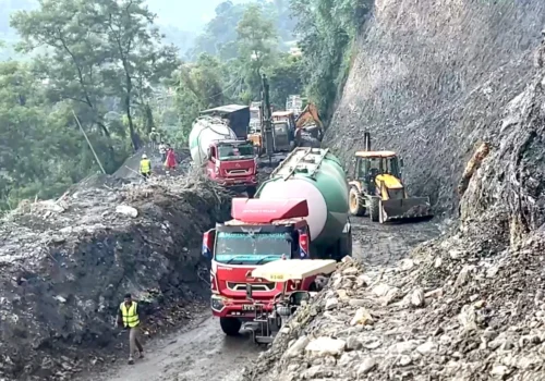 कृष्णभीरमा रोकिएका सवारी साधन पास गराइयो