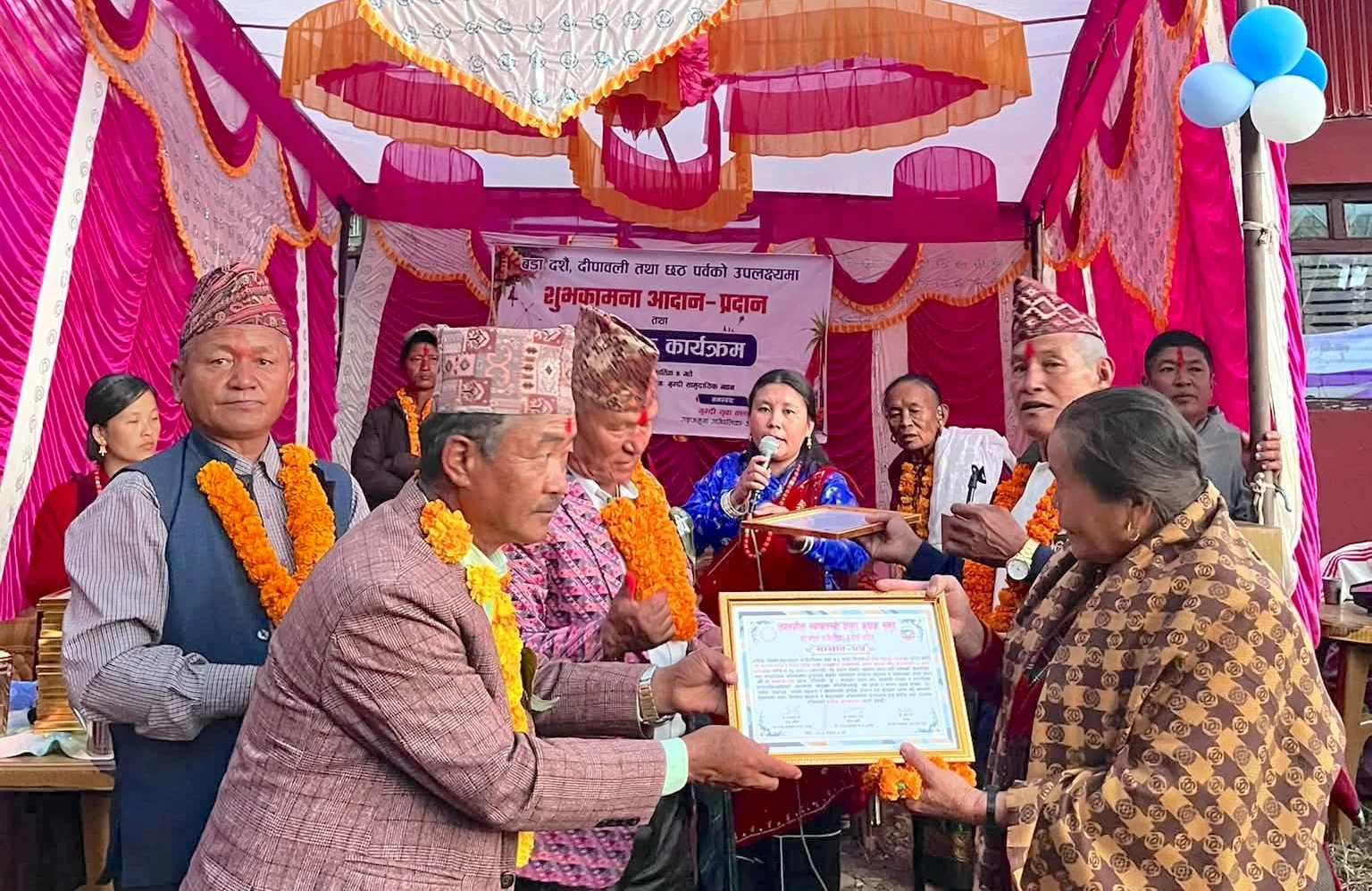 गुम्दीमा गाउँको विकासमा सहयोग गर्ने ५८ जना सम्मानित