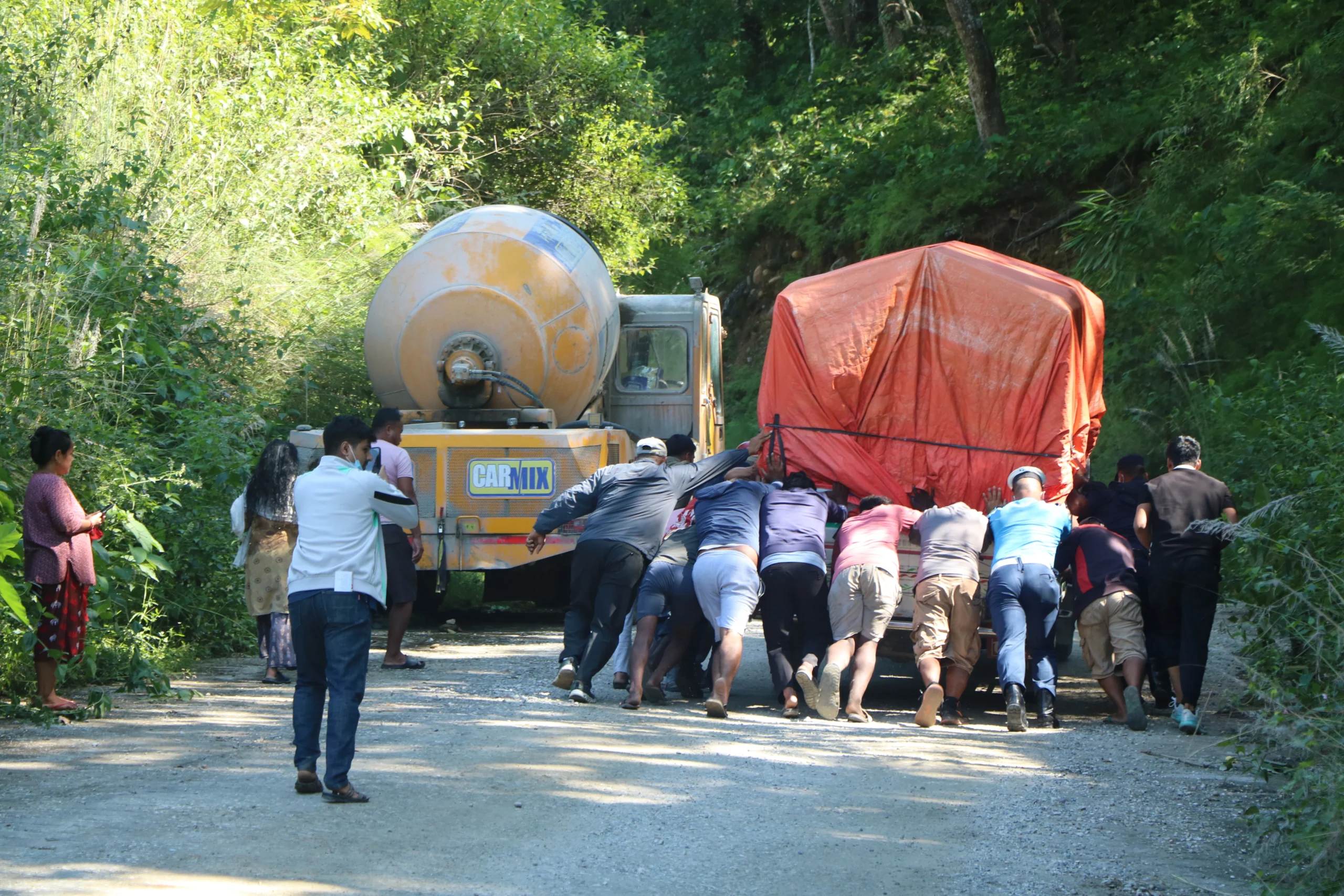 पृथ्वी राजमार्गमा रोकिएका सवारी वैकल्पिक मार्गबाट पास गराइँदै