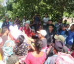 धादिङका बाढी प्रभावितलाई राहत सामग्री वितरण