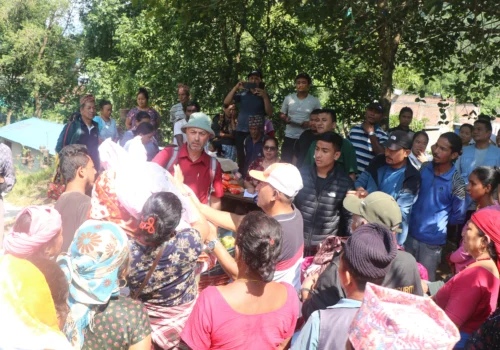 धादिङका बाढी प्रभावितलाई राहत सामग्री वितरण
