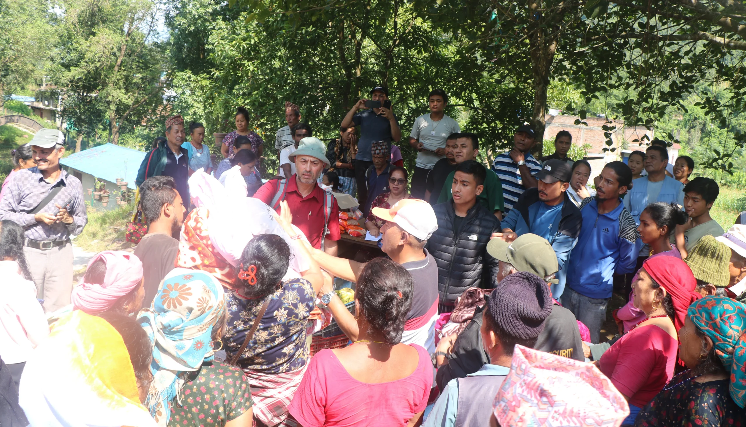 धादिङका बाढी प्रभावितलाई राहत सामग्री वितरण