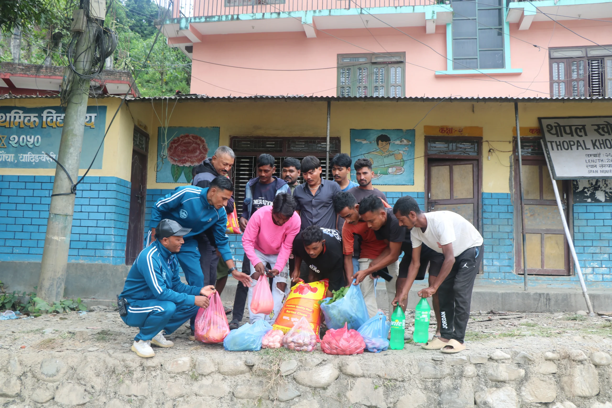 अलपत्र मजदुरलाई नीलकण्ठ नगरपालिकाको दशैं राहत