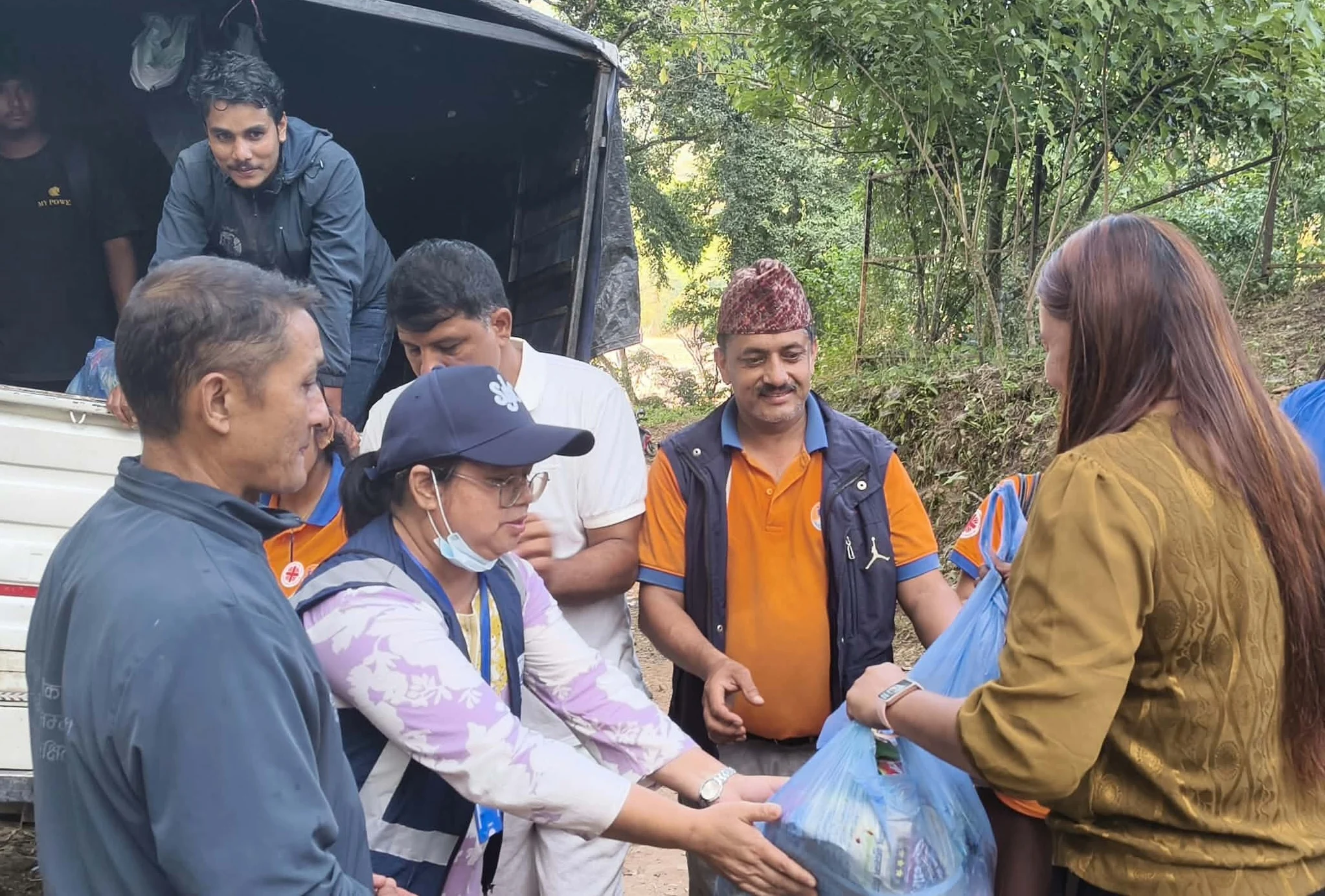 बाढी प्रभावितलाई दसैँ विशेष सामाग्री
