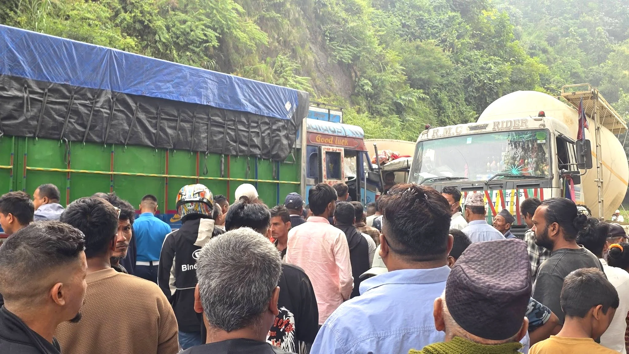 धादिङको गल्छीमा तीन सवारीसाधन ठोक्किँदा ट्रक चालक घाइते