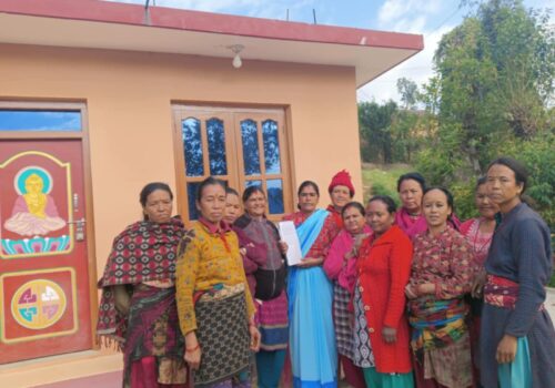 राहत वितरण गर्दै नेपाल रेडक्रस काभ्रे